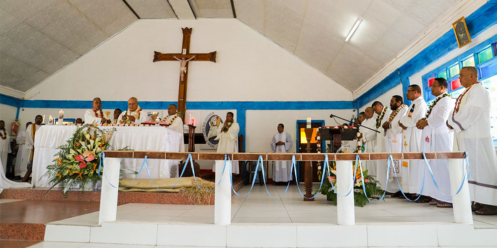 Archbishop Alapati Mataeliga ceelbrates mass